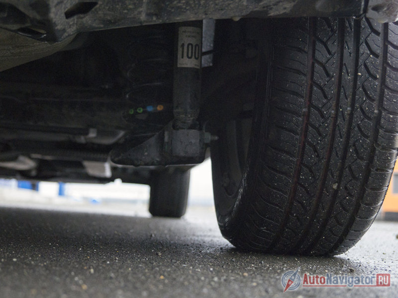 Схема шасси у лифтбека простая и популярная: спереди McPherson, сзади упругая балка. Главное, что производители мастерски провели настройку