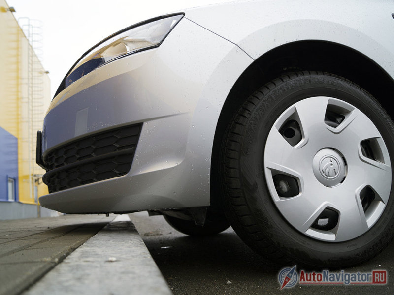 Стандартные бордюры возле супермаркета Rapid штурмует играючи. Есть только одна проблема – в нашей стране полно и нестандартных