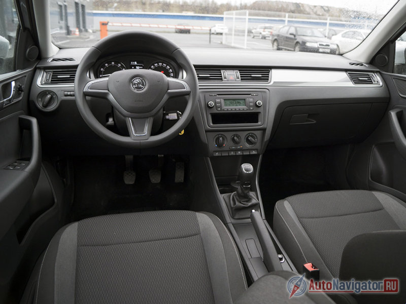 Салон – сильная сторона лифтбека. Здесь удобно и уютно, но скучно