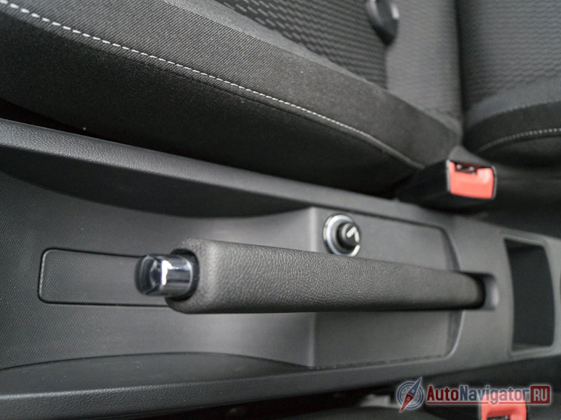 Из-за длины рычага ручного тормоза сверху не всегда понятно, «на якоре» автомобиль или нет