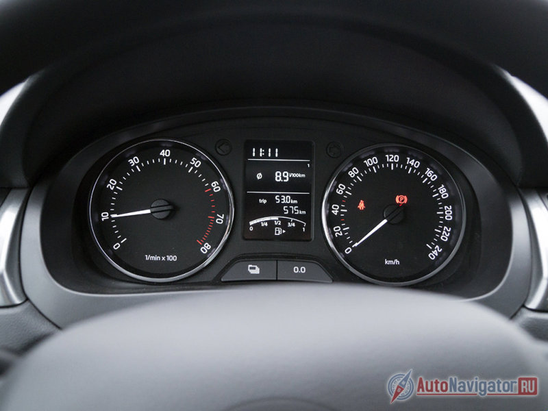 Панель приборов как у родственника VW Polo, только подсветка нейтральная – белая. Читаемость информации отменная