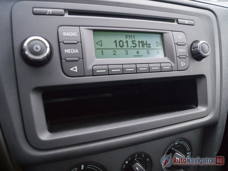 В более дорогом исполнении вместо простой магнитолы и вещевой полки может оказаться головное устройство 2DIN