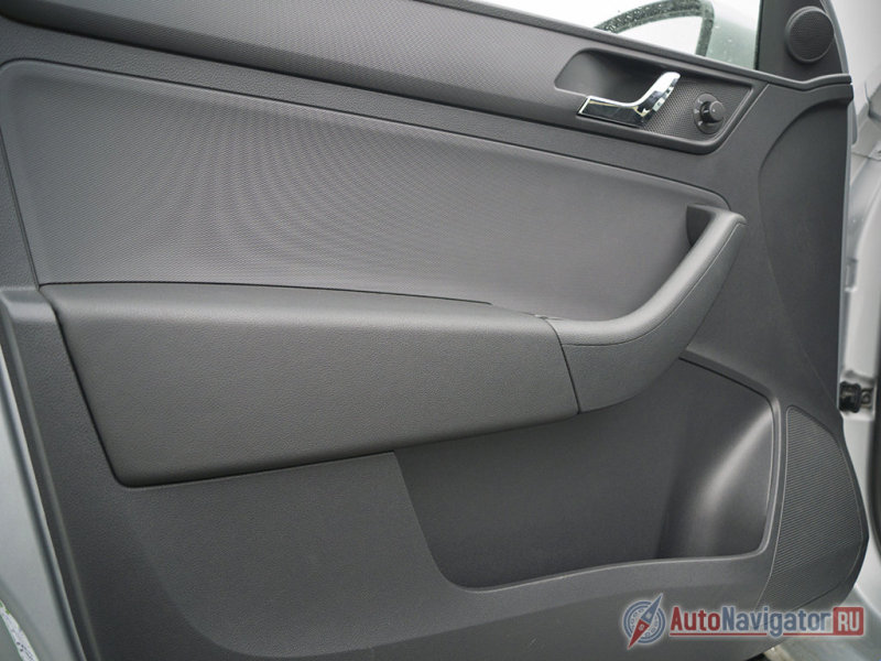 Материалы, конечно, жесткие. Обратите внимание - Skoda не отливает крупные панели из единого куска пластика