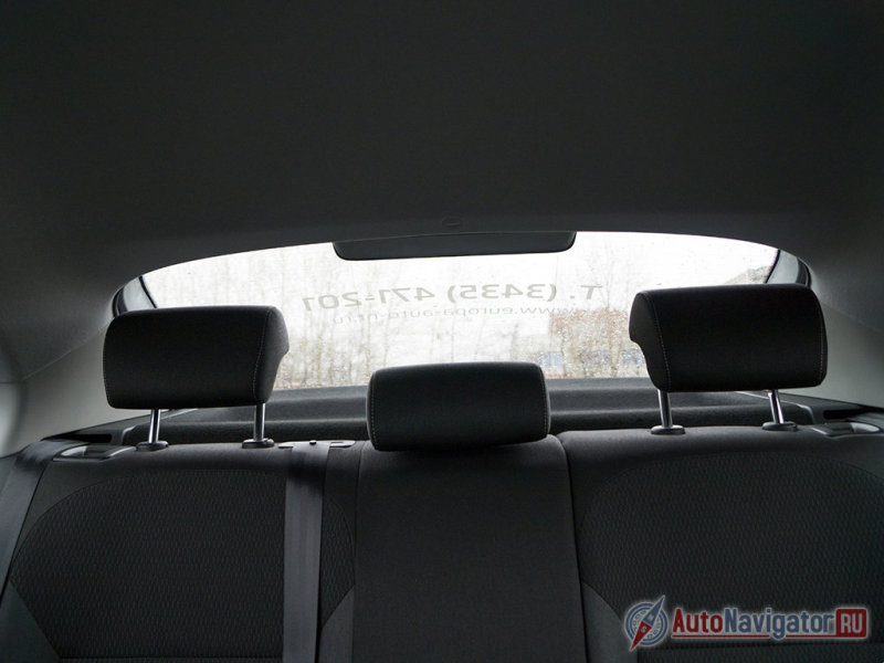 В целом, обзорность с водительского места неплохая, однако сдавать задом нужно вдвойне аккуратней из-за высокой подоконной линии кормы