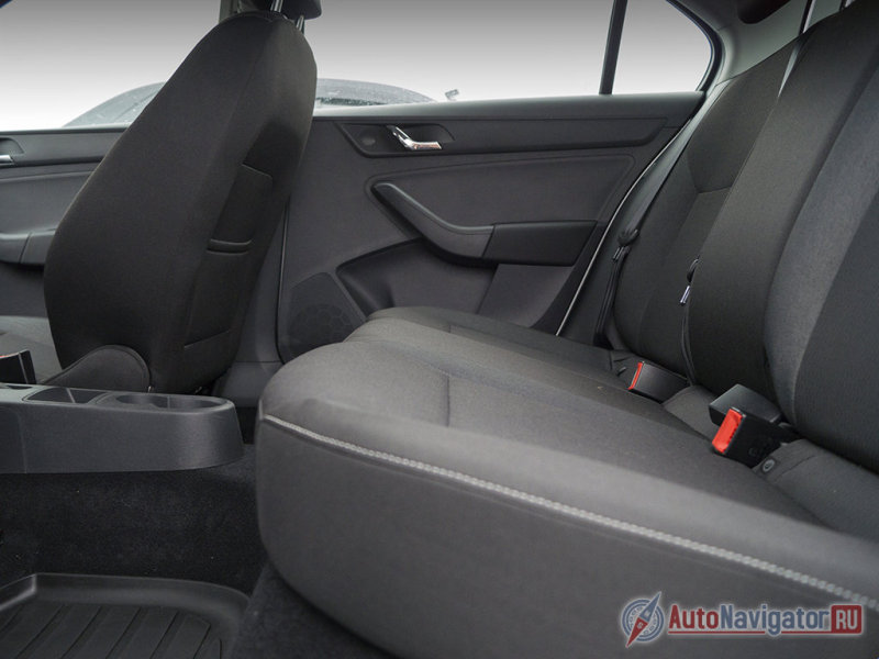 Пассажиры, сидящие сзади (кроме центрального) будут довольны запасом пространства и удобством посадки