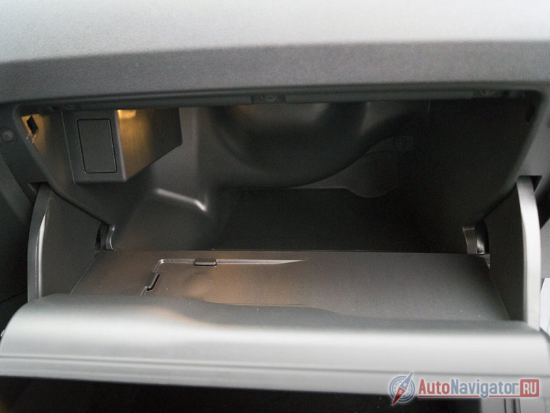 И без того небольшая полость перчаточного ящика, вдобавок ко всему, имеет сложную форму, однако документы А4 помещаются без замятия бумаги