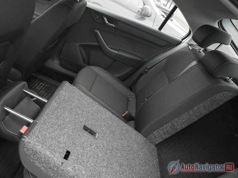 Откинуть спинки задних сидений можно в пропорции 60:40, не прибегая к снятию подголовников. Жаль только ровного пола не получится