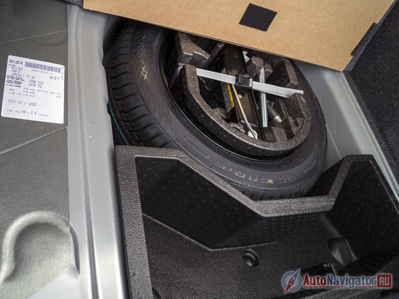 Рядом с запаской нашлось место под инструменты, компрессор и еще что-нибудь. Обратите внимание на листы шумоизоляции