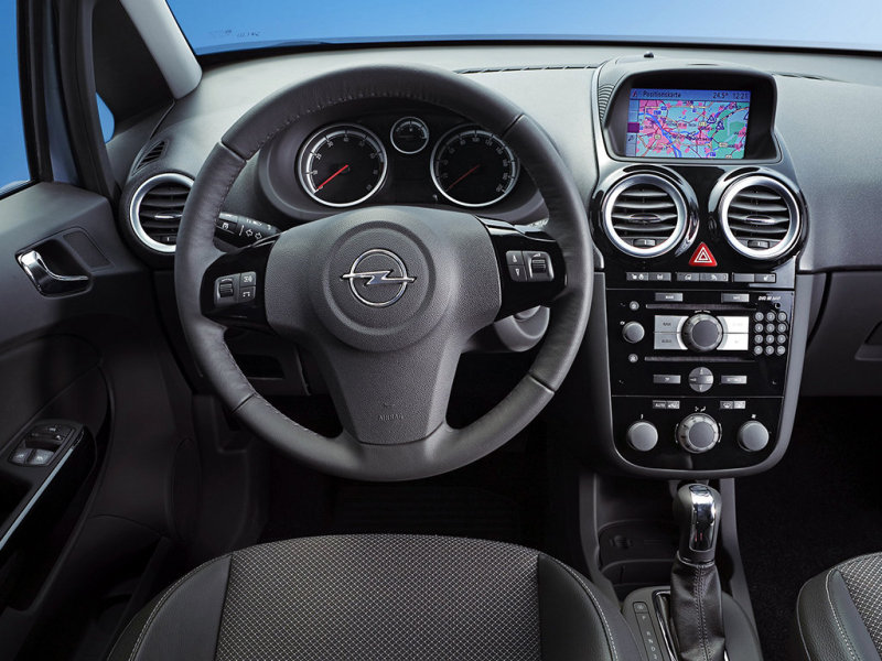 Как бы это странно не казалось, но в этом простом красивом интерьере находится место поломкам. Чаще всего владельцы жалуются на «облезший» руль и отказавший блок управления климатом 