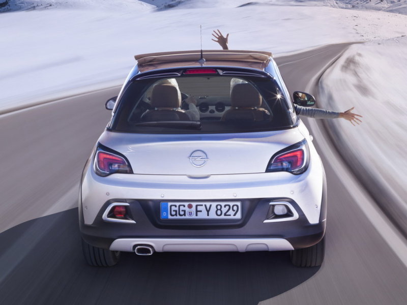 Корма получила новый бампер и небольшой спойлер над стеклом третьей двери