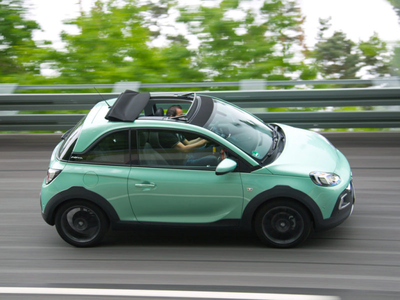 Интересно, что Rocks уже в базе комплектуется распашной крышей Swing Top – складывается она всего за 5 секунд