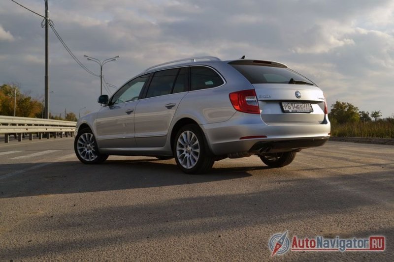 Багажная дверь с электроприводом не совсем вертикальная, как у Volvo