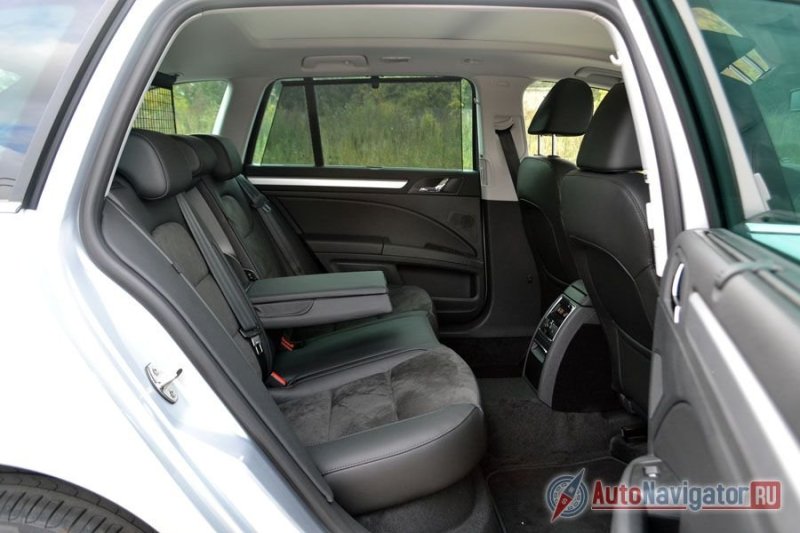 Сзади очень много места. Плюс к этому там есть шторки, подогрев сидений, подлокотник, подстаканники, бокс для мелочей, часы и огромная панорамная крыша