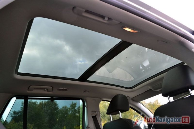 Стеклянная крыша во весь потолок. Учитывая длину автомобиля, света в салоне по-настоящему много. К тому же передняя секция полностью сдвигается, образую большущий люк