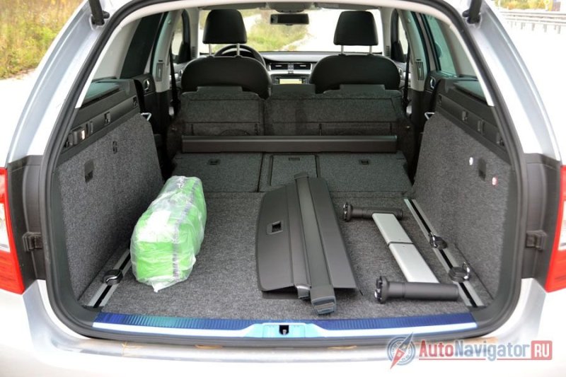 Взгляните на багажник. Он абсолютно прямоугольный. По бокам есть объемные закрывающиеся карманы для инструментов, аптечки и прочего скарба. Есть переносной съемный фонарик. Под фальшполом неглубокий органайзер, куда можно убрать багажные сетки, крючки, инструменты, перчатки, пакеты, а под ним запасное колесо