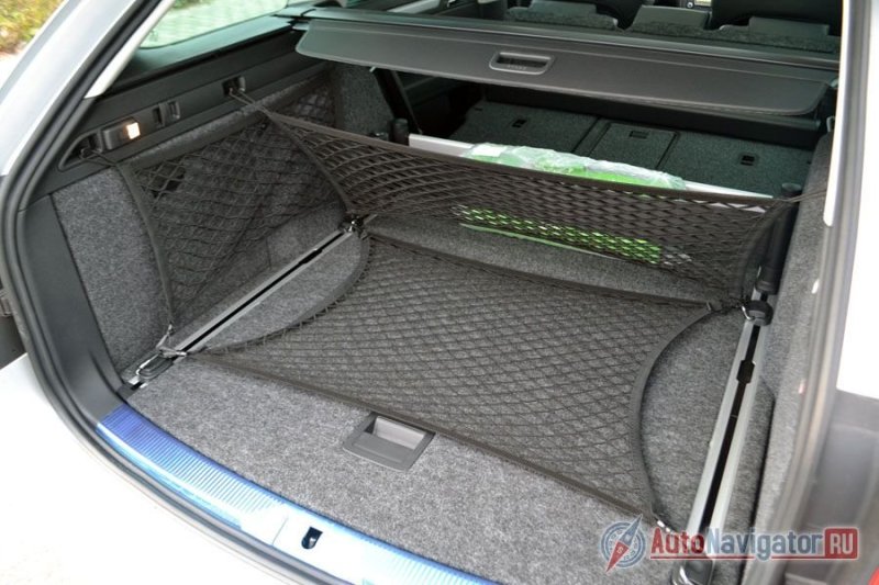 В багажнике три сетки, две из которых с карманами, 6 неподвижных крючков, 4 подвижных крючка, которые передвигаются по направляющим пола, один жесткий фиксатор-разделитель во всю ширину багажника и еще один нежесткий складывающийся, им можно делить багажник хоть по диагонали. Плюс в базе идет сетка-собачница, отделяющая салон от багажника и традиционная шторка на уровне окна