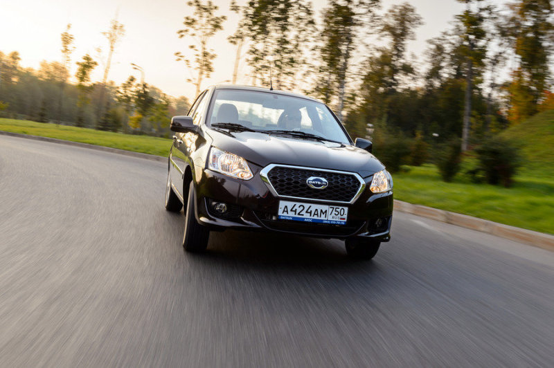 На хороших дрогах у нее нет талантов, даже несмотря на тщательный подбор шин (машина будет комплектоваться резиной Pirelli). В рамках класса автомобиль рулится средне, а на фоне всего автопрома и того слабее