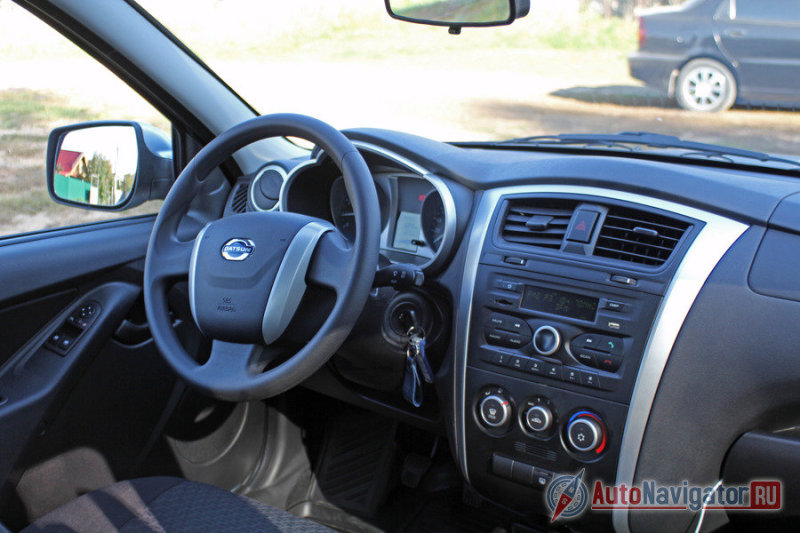 Садишься в Datsun on-Do и оказываешься в переработанном интерьере, визуально сопоставимом с недорогими моделями класса B.  Зримого брака по сборке нет, но если вглядываться в детали, то местами замечаешь грубые швы, неряшливо установленные кнопки и «заусенцы» в пластмассе. Сам пластик просто чрезвычайно жесткий. Стучишь по панели, и больно кулаку