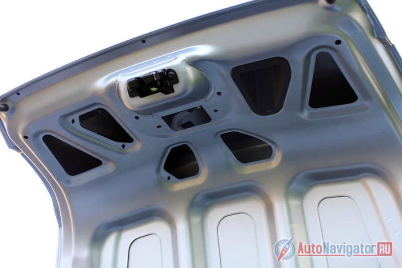 А на внутренней стороне его крышки неожиданно обнаруживается ручка