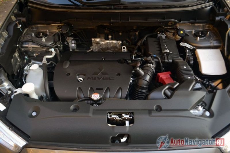 Под капотом все заливные горловины под рукой. Двигатель аккуратно прикрыт пластиковым кожухом. Следов грязи, летящей из-под днища, нигде не обнаружено