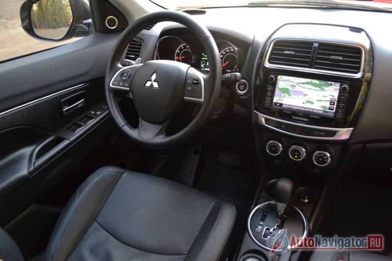 Салон приятен взгляду, но не очень приятен на ощупь. По непонятной японской традиции автоматический стеклоподъемник только у водителя. А подрулевыми лепестками можно эффективно управлять КПП, но ехать быстро все равно не получится