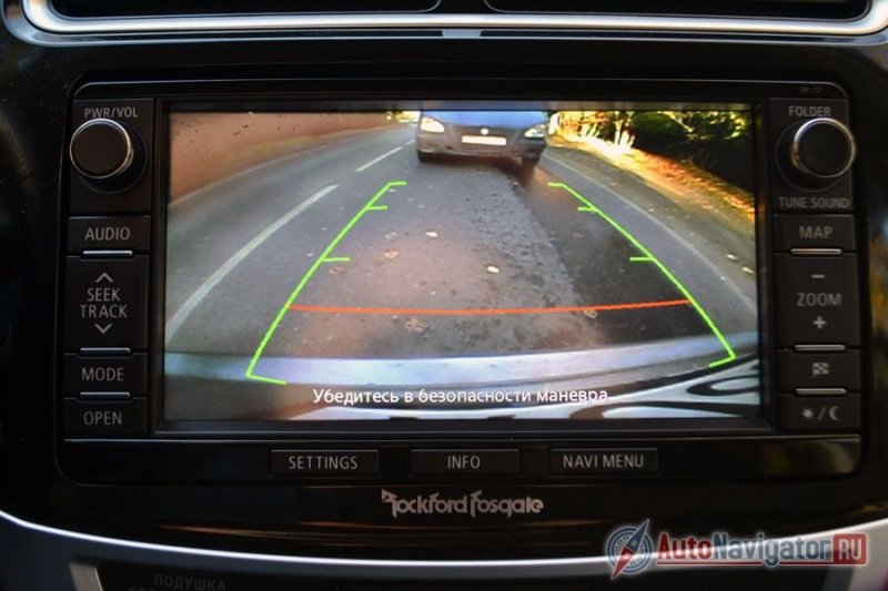 Разрешение экрана достаточно, чтобы подробно видеть, куда едешь, но задняя камера не убирается и ничем не прикрыта от грязи и капель воды, которые размывают изображение