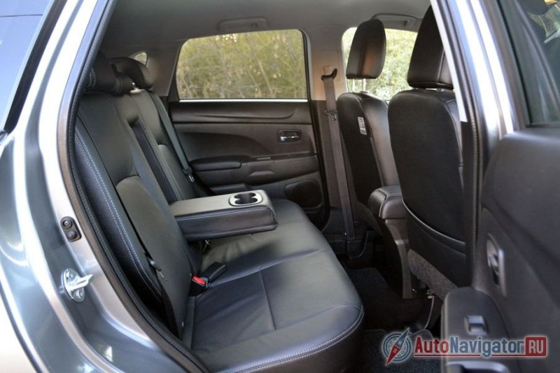 Сзади просторно, но смущает нависающая над головой крыша