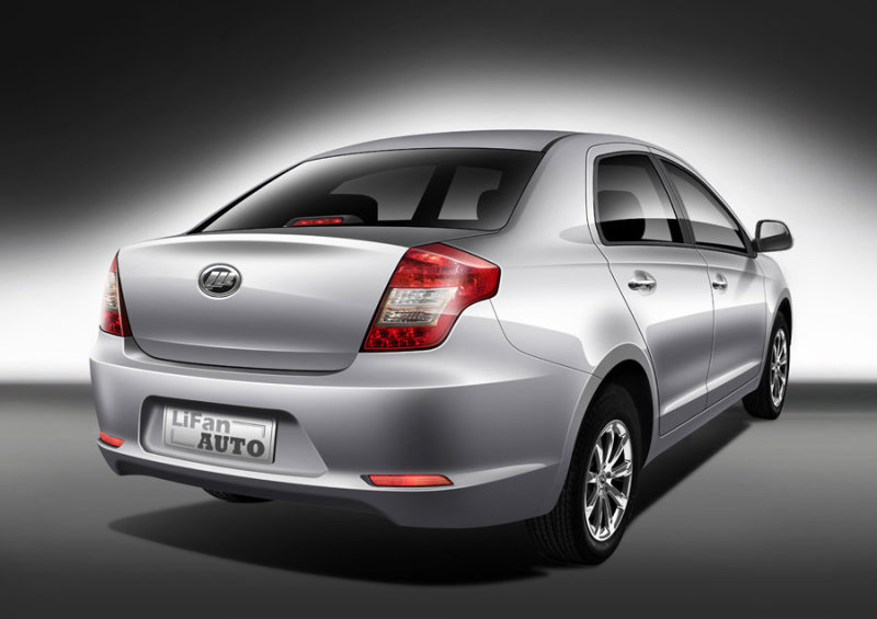 Задние фонари привлекают довольно необычной формой, а крышка багажника демонстрирует интересные пропорции