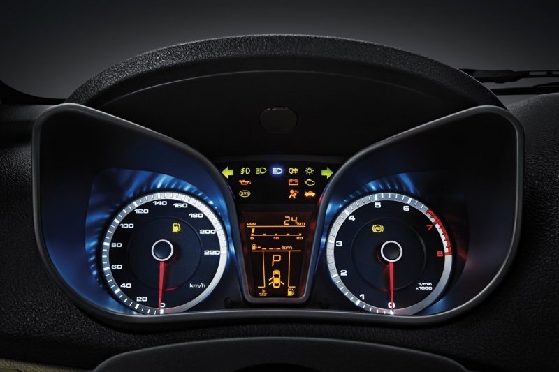 Приборная панель выглядит оригинально за счет специфического обрамления шкал