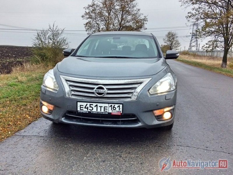 Для седана «Теана» доступны только солидные цвета кузова – черный, белый, серый, коричневый, серебристый, темно-синий и красный