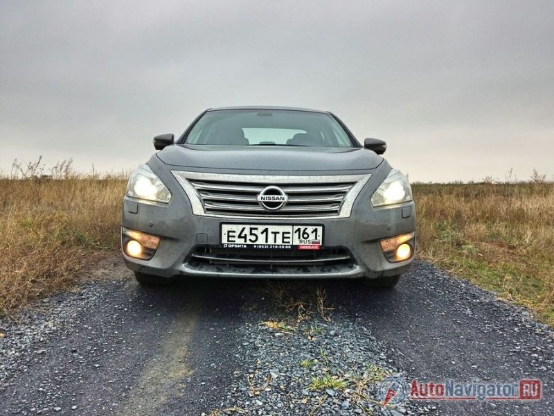 Поначалу седан Nissan Teana, а тестовая версия отличалась цветом, известным в народе под названием «мокрый асфальт», казался мне серой мышкой – угрюмой, хмурой и невыразительной