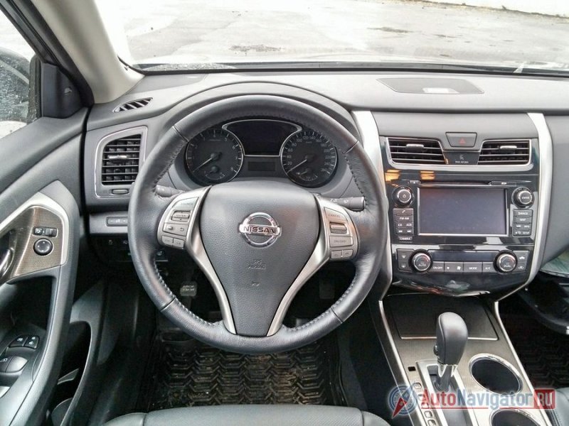 С рабочего места водителя можно легко дотянутся до всех органов управления