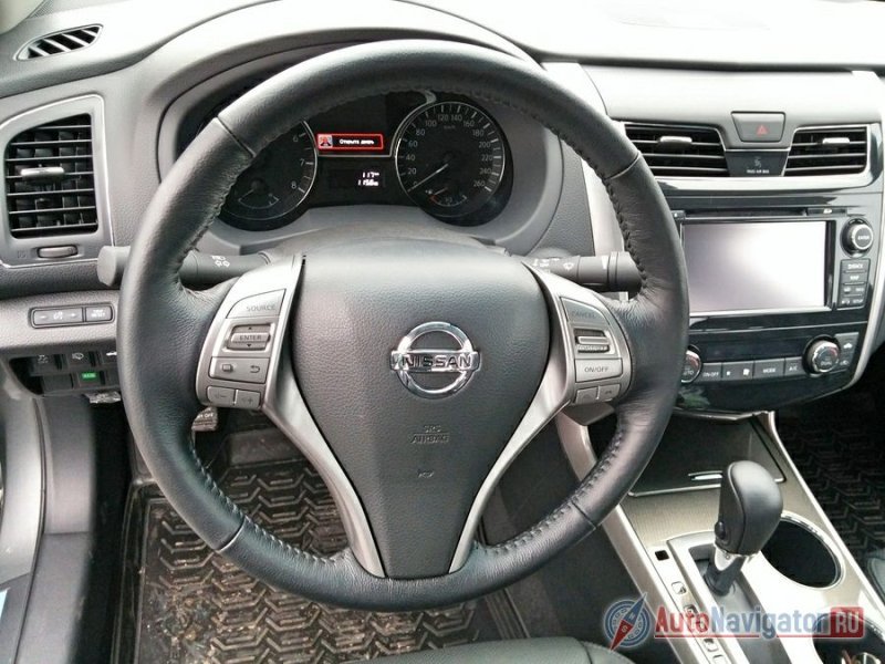 О климат-контроле, круиз-контроле, ABS, ксеноновых фарах, бортовом компьютере, датчиках света и дождя, парктрониках упоминать, наверное, нет смысла – в любом солидном автомобиле они присутствуют по умолчанию