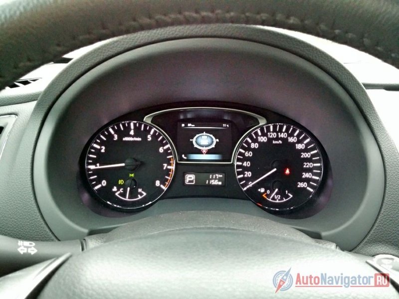 Панель приборов проста и лаконична