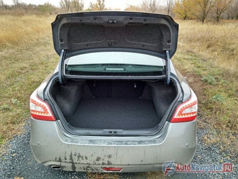 Традиционный вместительный багажник у Nissan Teana тоже есть – он правильной формы, глубокий с не очень большой погрузочной высотой