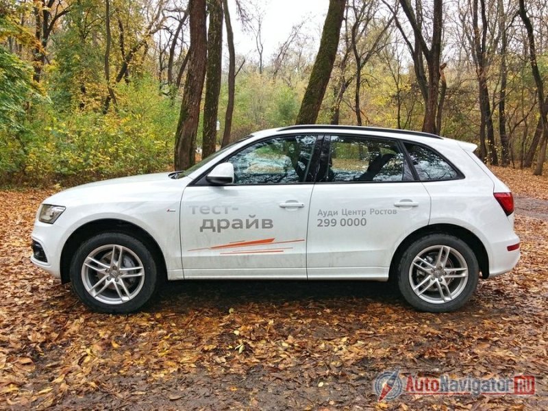 Покатый профиль, массивная задняя часть кузова, большая радиаторная решетка – все это похоже на «старшего брата» – Q7