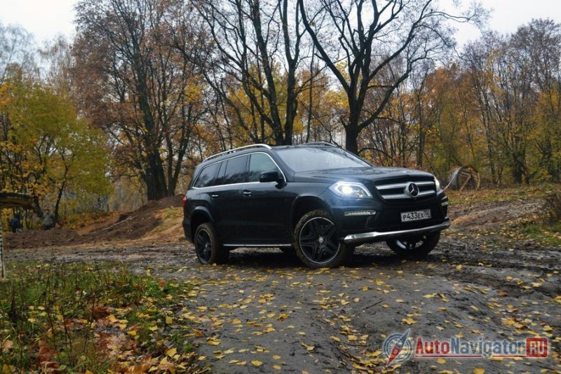 Даже на таком безобидном на первый взгляд бездорожье GL с широченными колесами ведет себя, как корова на льду