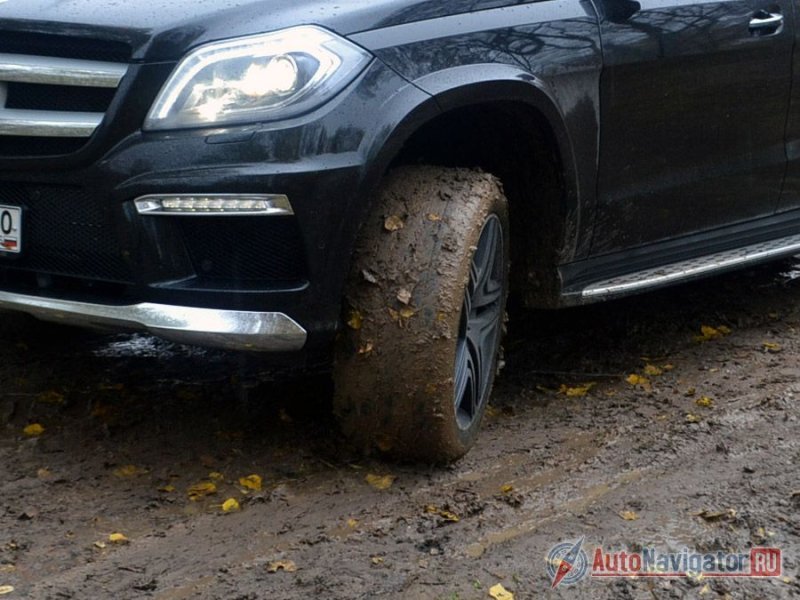 Протекторы шоссейных шин мгновенно забиваются и машина просто скользит