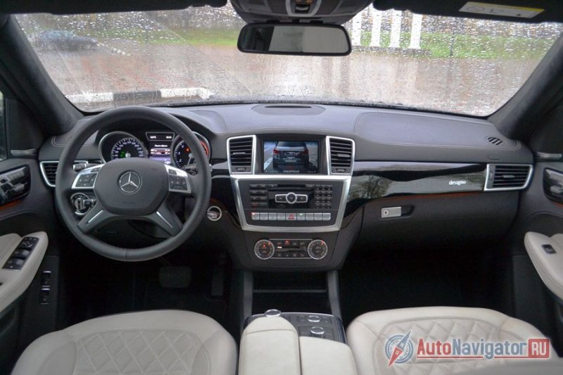 Салон «Мерседеса» нельзя спутать ни с каким другим. Россыпь кнопок на центральной консоли совершенно не мешает, а то, что можно менять радиостанции нажатием обычной кнопки, а не сенсорной – даже плюс