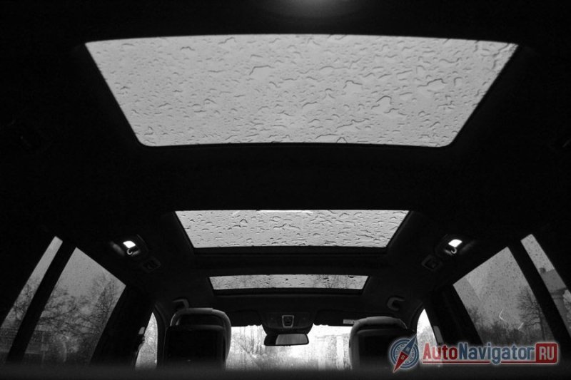 Стеклянная крыша есть не только над передними и средними сиденьями, но и над третьим рядом. Правда, сзади шторку нужно убирать руками, в то время как первые две секции оснащены шторкой с электроприводом