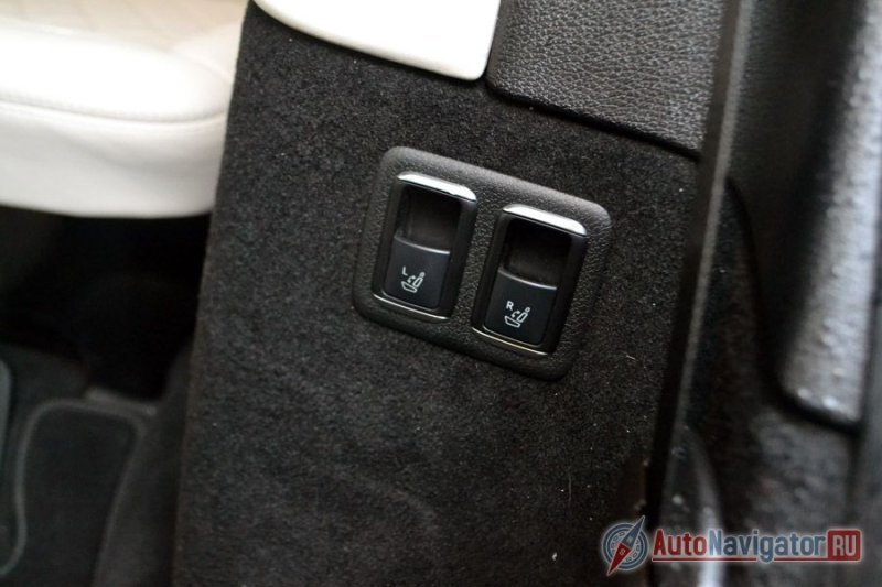 Кнопки складывания сидений третьего ряда. Левое и правое складываются с помощью электроприводов довольно быстро, вровень с полом, по отдельности. Кнопки расположены с обеих сторон на втором ряду и в багажнике, то есть не придется бегать вокруг машины