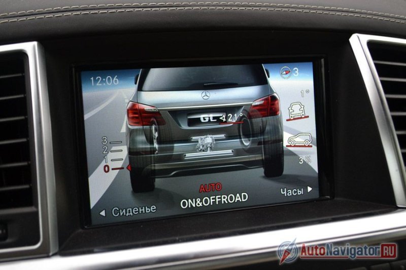 В режиме ON&OFFROAD можно смотреть «мультик», где отображается работа подвески, системы полного привода, дорожный просвет и углы наклона автомобиля в разных направлениях