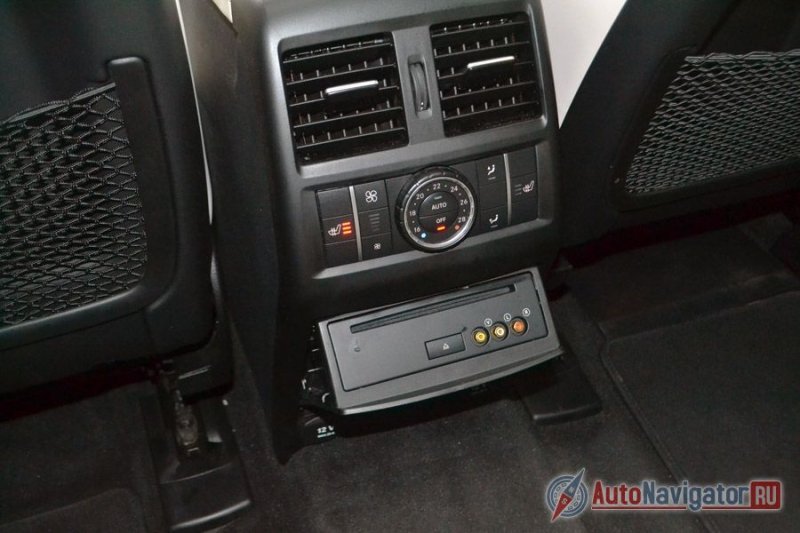 У задних пассажиров есть свой климат-контроль, своя мультимедийная система, подогрев сидений и две розетки на 12 Вольт