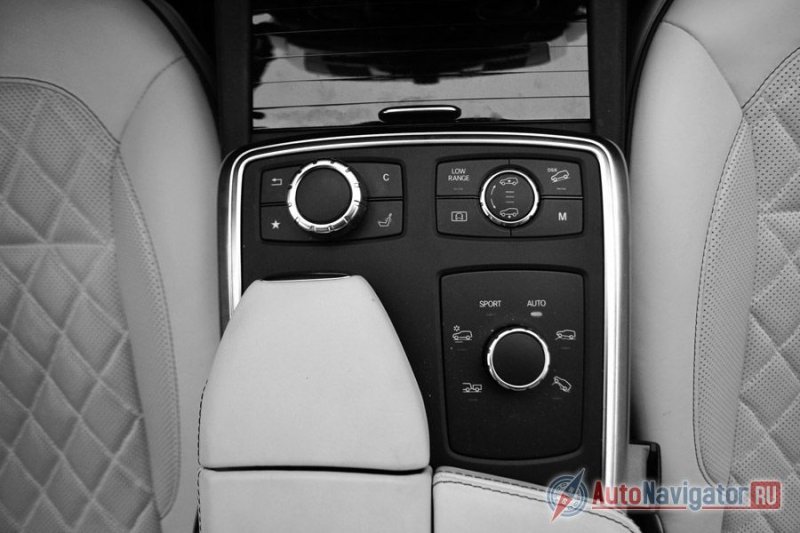 Рядом с подлокотником расположились шайбы управления системами Command, On&OffRoad, а также активной подвеской и дорожным просветом