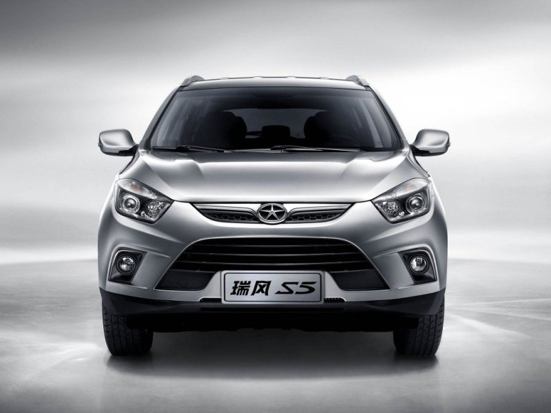 Носовая часть со многих ракурсов выглядит стильно – «насекомообразная» головная оптика в стиле Hyundai гармонирует с мускулистым капотом и огромным агрессивным бампером