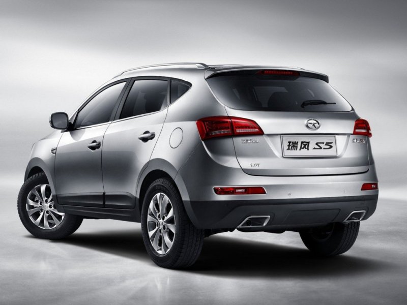 Придраться к корме сложно – подкупают фонари и интересная проработка заднего бампера