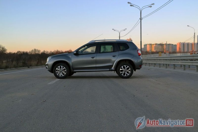 Обратите внимание: форма дверей одна и та же, а выштамповки - разные. Это же касается бамперов и багажной двери. И посмотрите на диски, «Дастеру» такая красота только снится