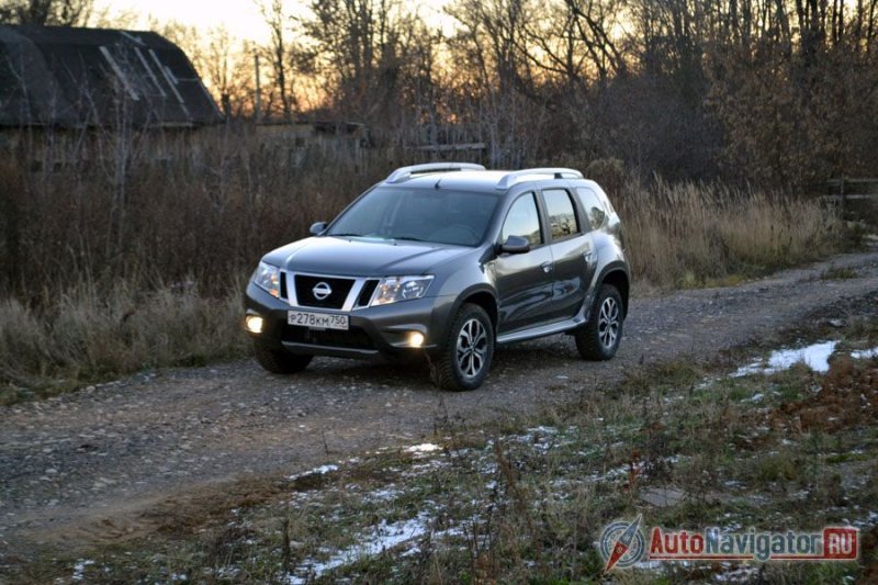 Благодаря решетке радиатора в стиле Patrol или Navara, Terrano издалека можно спутать с серьезным дорогим внедорожником, что явно льстит владельцам