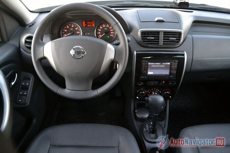 Если бы на руле были кнопки, салон смотрелся бы дороже. А для сына он бы вообще был крутым. Да, дети оценивают машины по максималке на спидометре и по количеству кнопок на руле