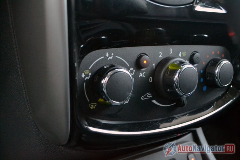 Кондиционер самый обычный. Без наворотов. Правда, ночью вообще не видно, что там и куда повернуто - подсветка не помешала бы